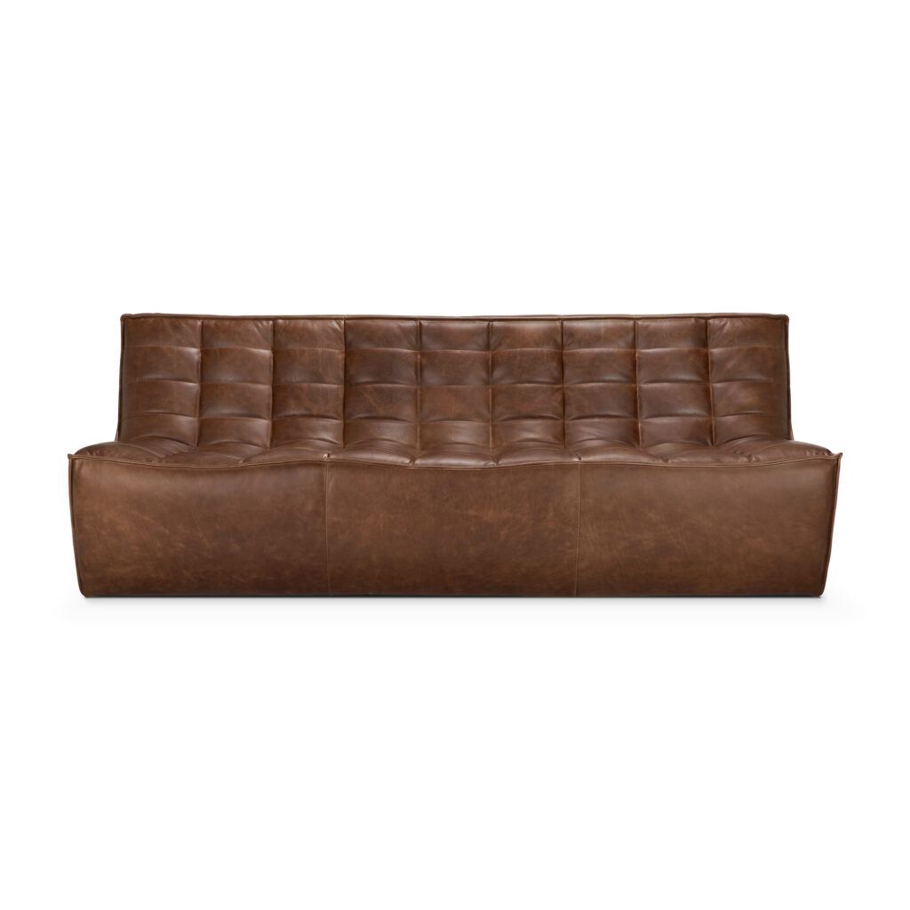 Canapé moderne à trois places N701 en cuir aniline marron, avec des détails de coussin touffeté sur le dossier et l'assise, présenté sur un fond blanc.
