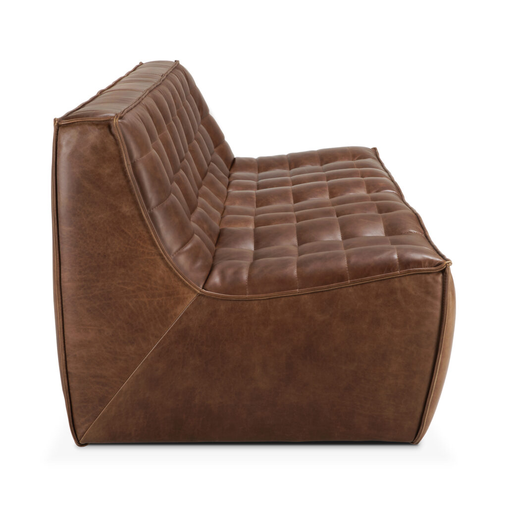 Vue latérale d'un Canapé N701 3 places moderne en cuir aniline marron, avec une assise et un dossier matelassés et touffus au design anguleux.