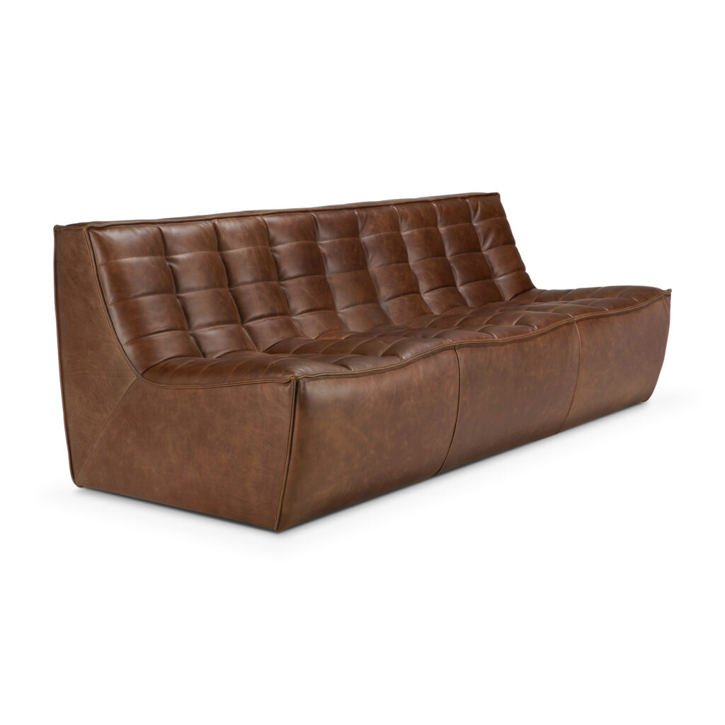 Canapé N701 en cuir aniline marron tufté, avec un profil bas, un design sans accoudoirs et trois sections d'assise, montré sur un fond blanc.