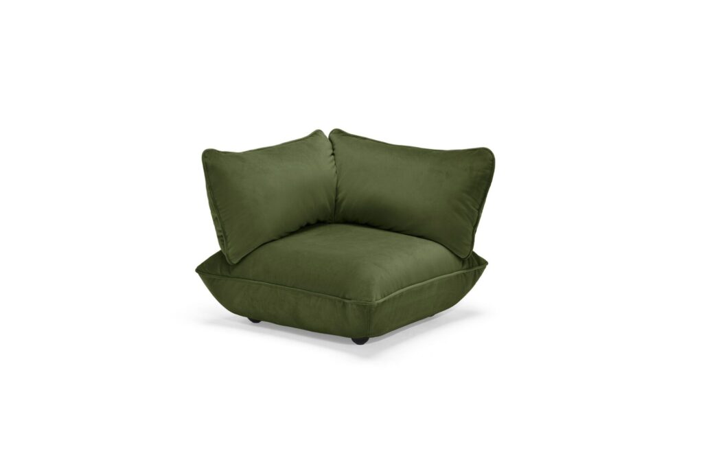 Siège d'angle Sumo vert foncé, fabriqué à partir de tissu recyclé en velours, avec de grands coussins de dossier et une assise basse et large reposant sur de petits pieds sombres.