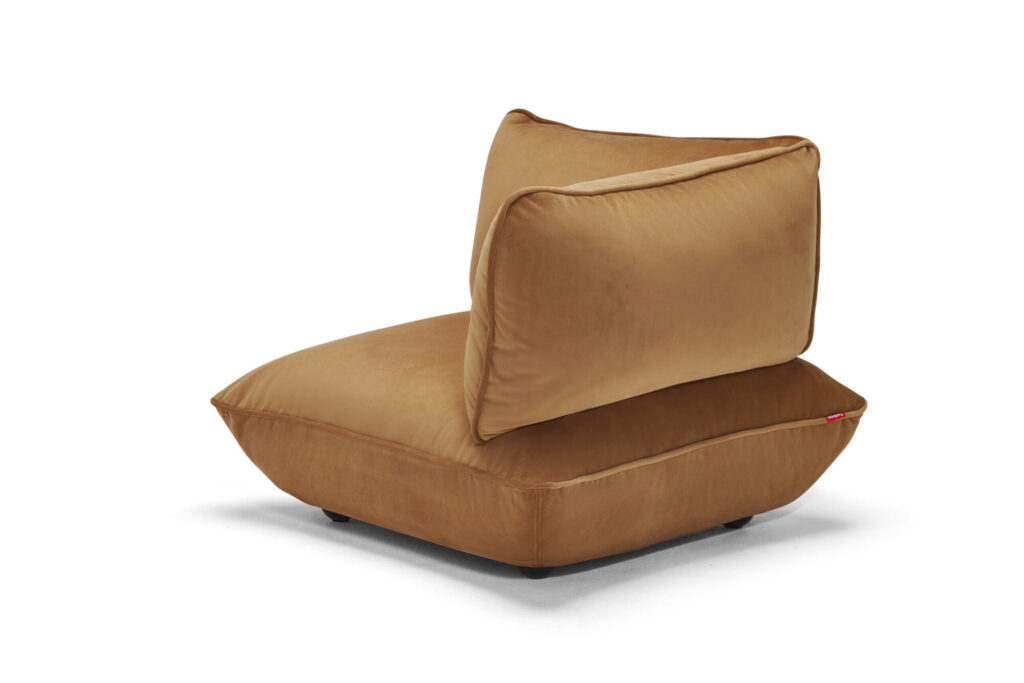 Siège d'angle Sumo bas et sans accoudoir, avec une large assise et un dossier rembourrés, revêtus d'un tissu recyclé en velours vert foncé, sur fond blanc.