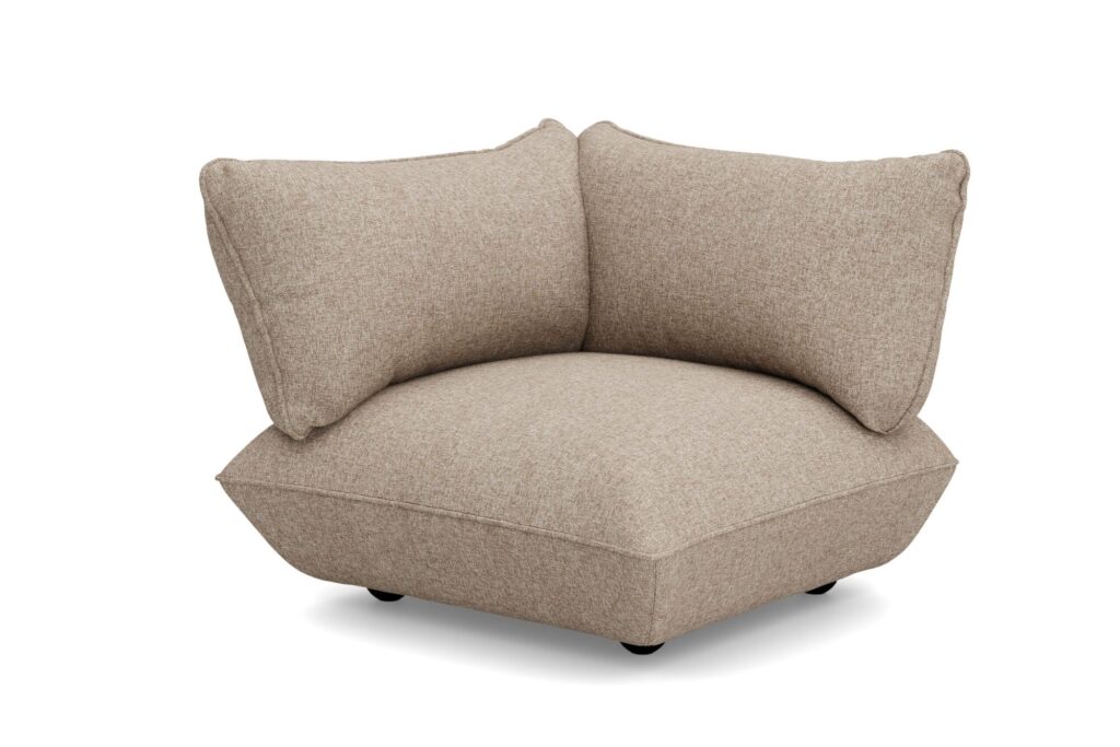 Siège d'angle Sumo Bouclé beige avec des coussins moelleux et une assise basse et large, fabriqué à partir de matériaux recyclés, présenté sur un fond blanc uni.