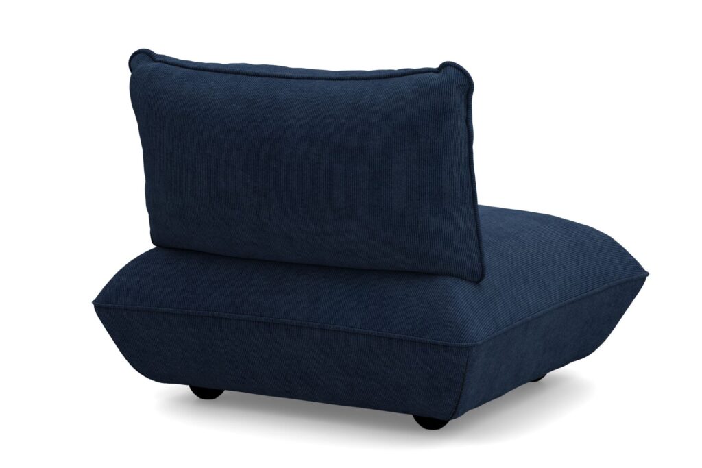 Chaise longue sans accoudoir d'un bleu profond, avec un coussin et un dossier épais, recouverte d'un tissu texturé Cord Recycled, sur fond blanc - le siège idéal pour se détendre avec style.