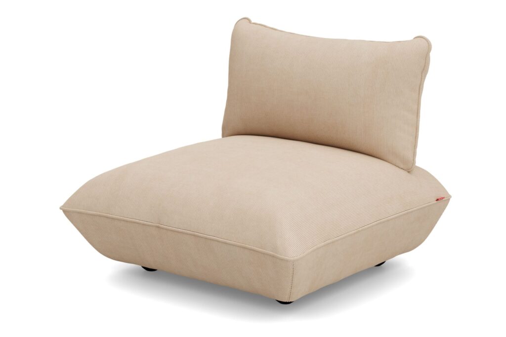 Chaise longue beige sans accoudoirs, fabriquée en tissu recyclé Sumo Cord, dotée d'une large assise rembourrée et d'un dossier légèrement incliné et rembourré, reposant sur de petits pieds noirs.