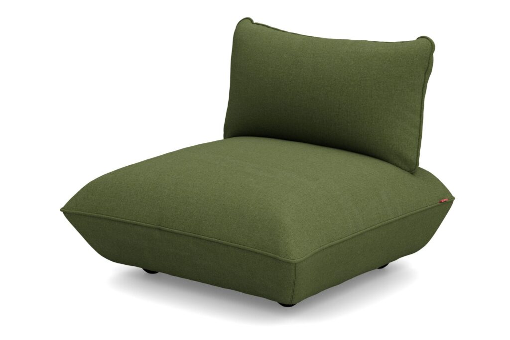 Chaise de salon moderne sans accoudoirs, avec une assise large et basse et un revêtement en tissu bouclé vert, ce siège Sumo allie confort et style contemporain.