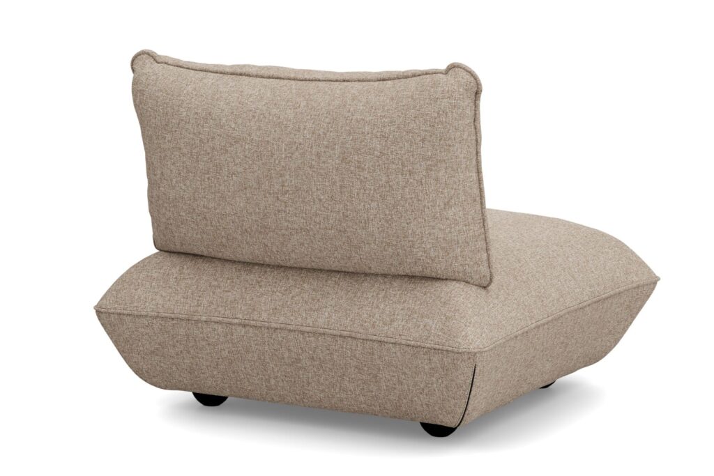 Fauteuil de salon beige sans accoudoir avec une assise et un dossier Sumo épais et rembourrés en mélange marron clair, sur un fond blanc uni.