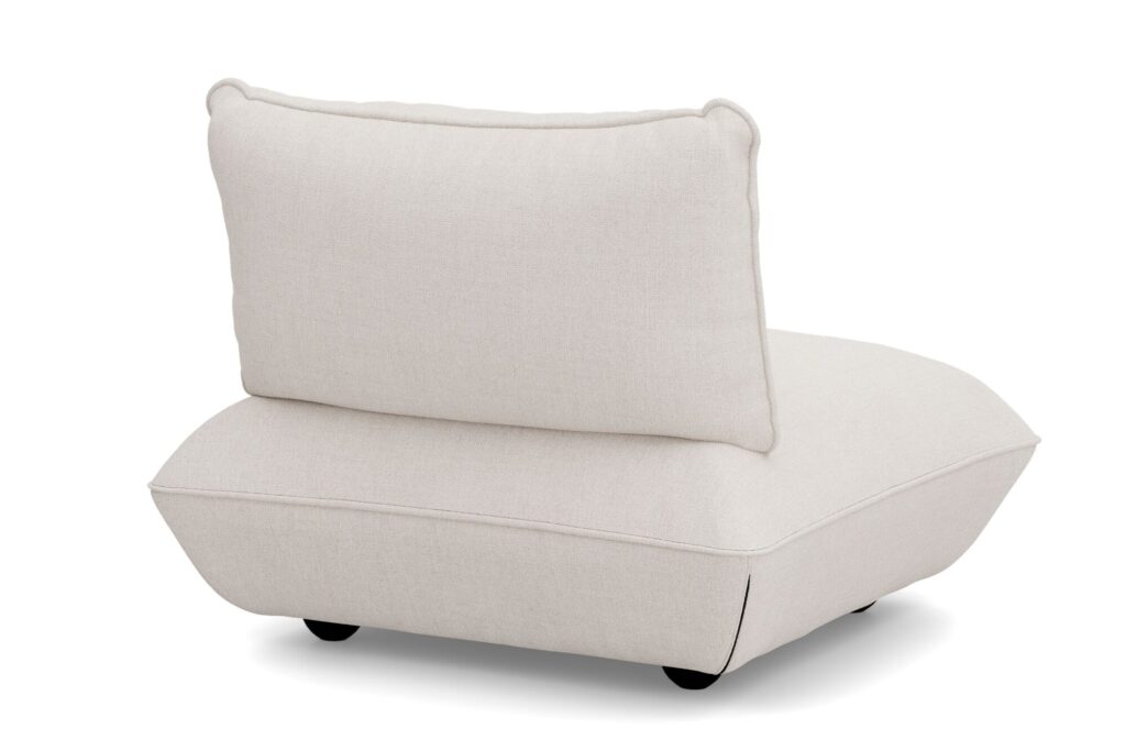 Chaise de salon moderne sans accoudoir avec une assise Sumo et un dossier épais et rembourré, revêtue d'un tissu bouclé blanc cassé, présentée sur de petits pieds noirs.