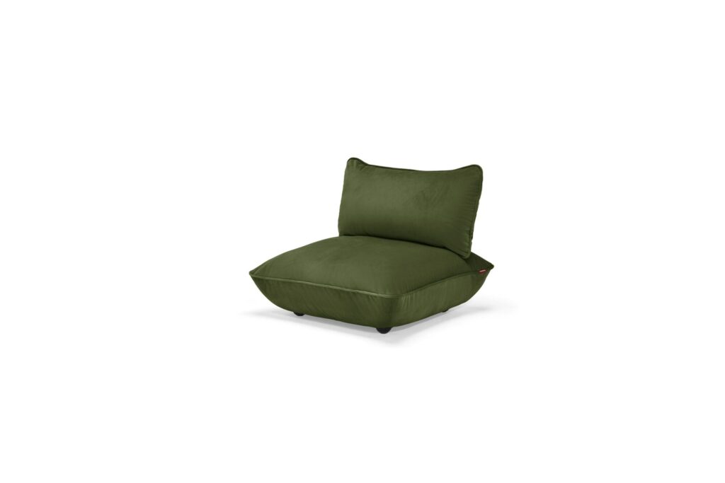 Chaise longue sans accoudoir, de couleur vert foncé, avec une assise et un dossier Sumo en tissu recyclé velouté, sur un fond blanc uni.