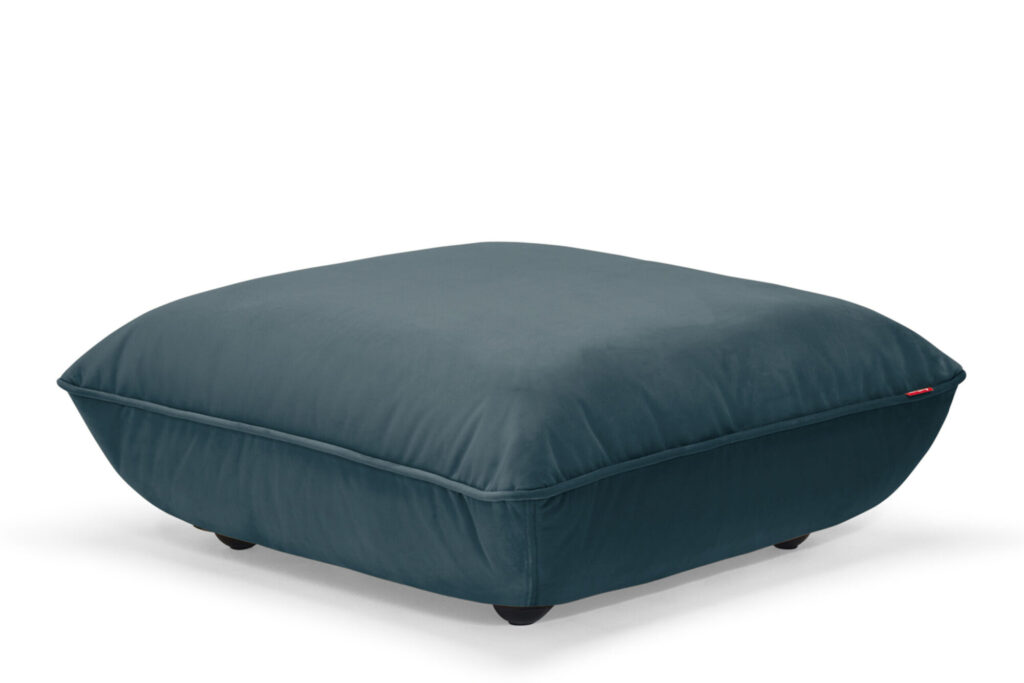 Grand ottoman carré Sumo Hocker en tissu recyclé de velours vert foncé, doté d'un coussin doux et moelleux et de pieds noirs courts et ronds.