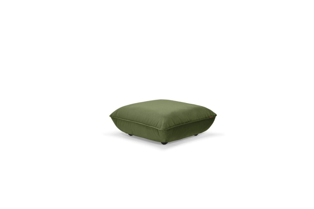 Coussin de sol d'inspiration sumo en tissu recyclé de velours vert foncé, surchargé pour plus de confort et reposant sur quatre petits pieds noirs, sur un fond blanc uni.