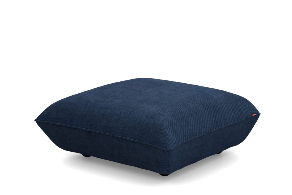 Un coussin de sol carré, bleu marine, avec un tissu recyclé doux et des bords arrondis, placé sur un fond blanc.