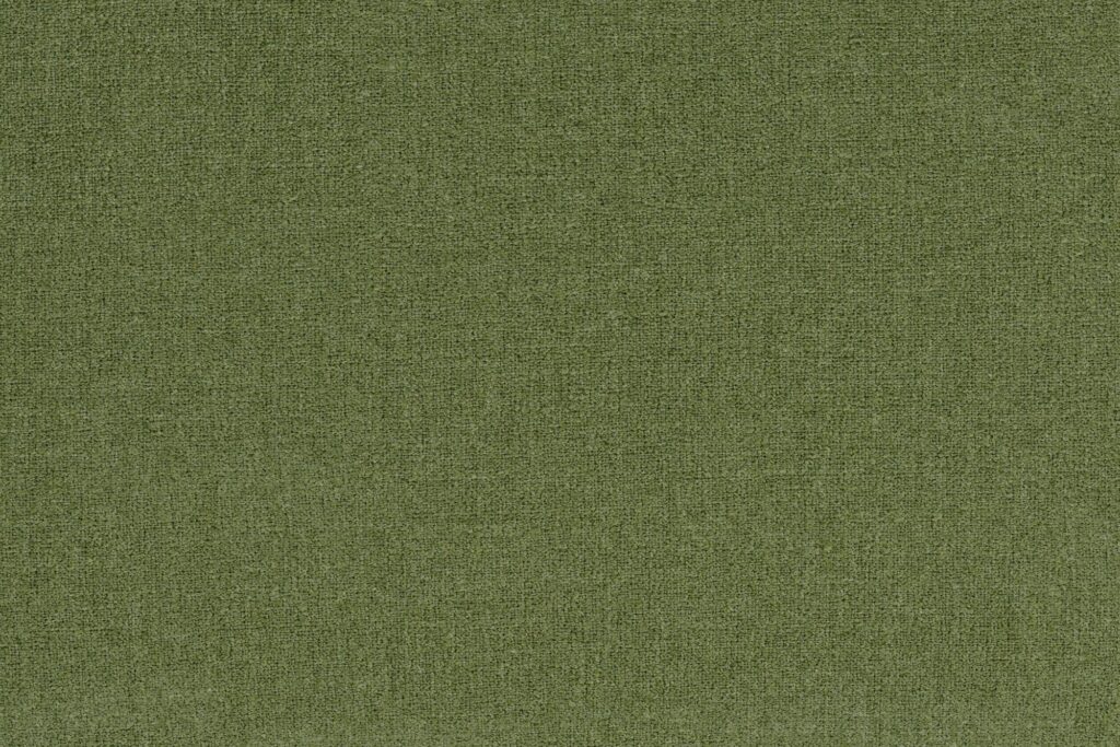 Tissu bouclé vert olive uni, de couleur uniforme avec un motif de tissage subtil visible sur la surface, fabriqué à partir de matériaux recyclés.