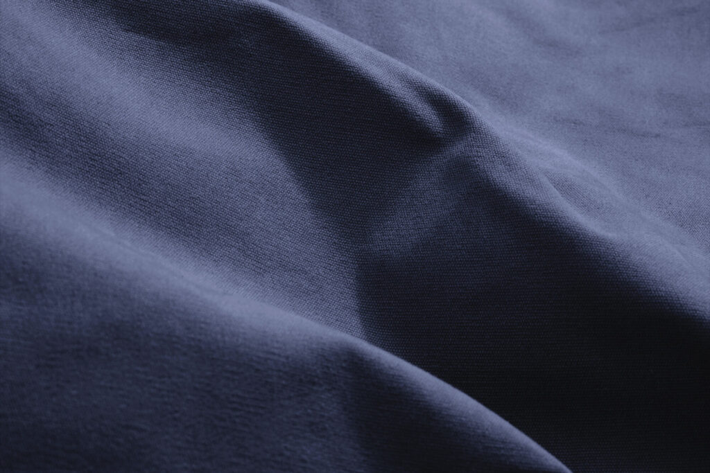 Gros plan sur le tissu recyclé Crown Blue Canvas, dont la texture et les plis sont visibles, présenté dans la collection Fatboy Original.
