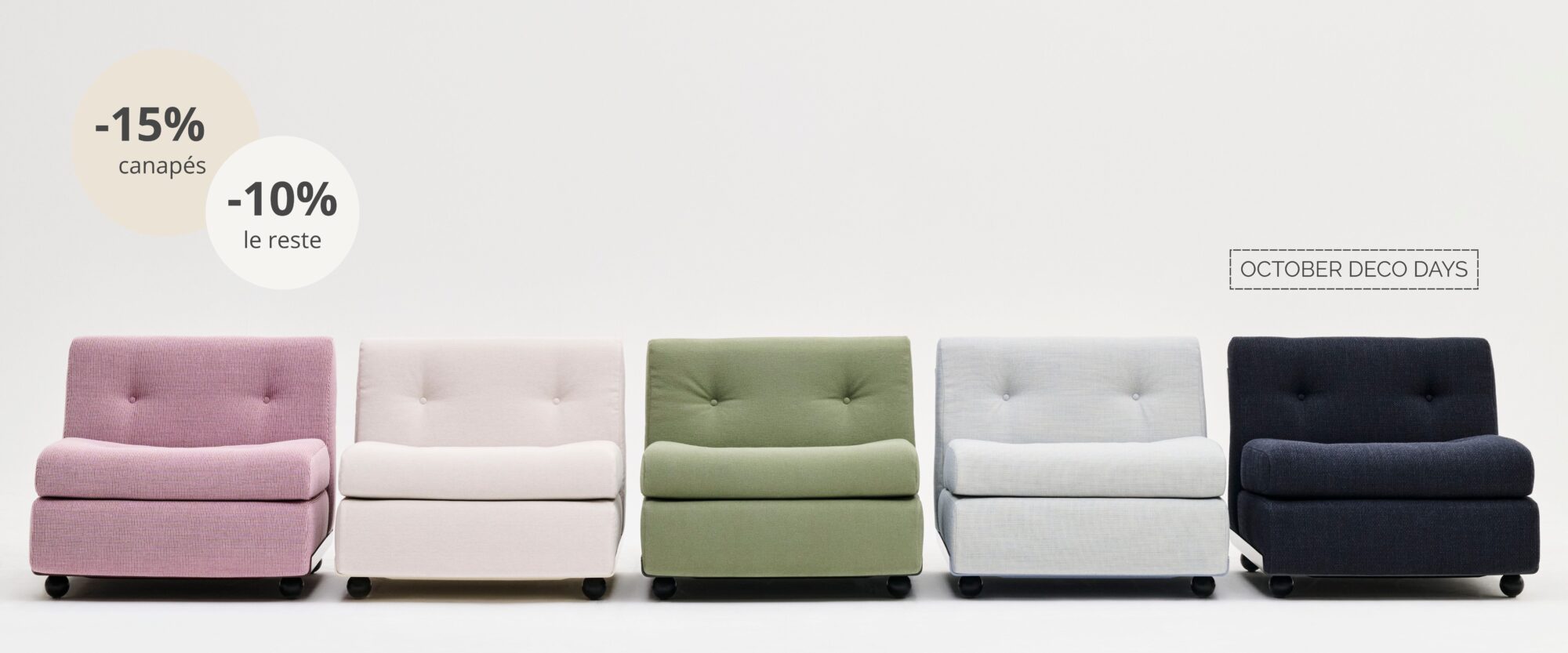 Cinq fauteuils rembourrés en rose, beige, vert, bleu clair et bleu foncé sont alignés sur un fond blanc avec le texte de la réduction Deco Days 2025 en français sur le côté gauche pour le curseur principal.