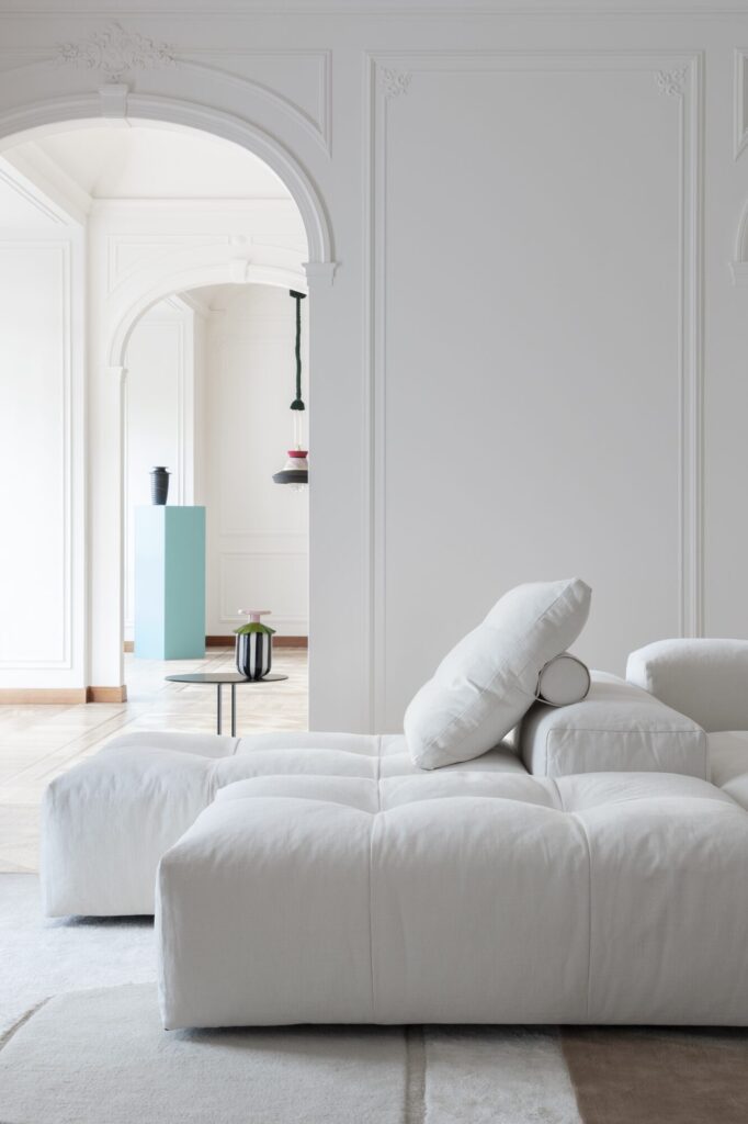 Salon moderne et minimaliste avec un canapé modulaire blanc, une porte voûtée, des vases décoratifs et des panneaux muraux sculptés en Compo Pixel - Cat. C (2x1526 ; 1530 ; 3x1557 ; 1556 ; 3x1539 ; 2x1538).