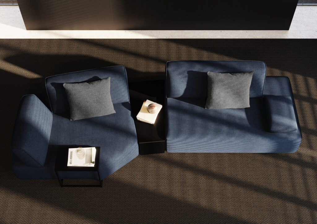 Deux Canapé Louise - CR+120 ; TO+50 ; TR+100 ; 2xdeco50X50 - Camino Des fauteuils nocturnes avec des coussins gris sont assis près d'une table noire, chacun tenant un livre et une tasse alors que la lumière du soleil projette des ombres douces sur la scène.