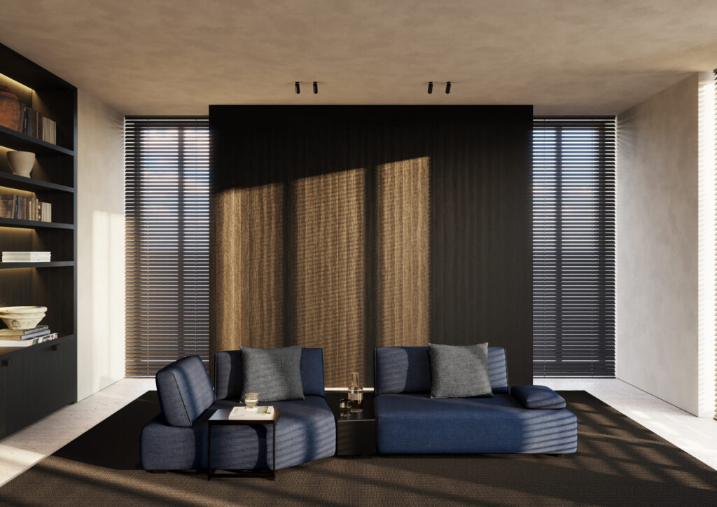 Salon moderne comprenant deux Canapé Louise - CR+120 ; TO+50 ; TR+100 ; 2xdeco50X50 canapés en Camino Night, un tapis noir, une petite table avec des verres, et des fenêtres allant du sol au plafond avec des stores horizontaux filtrant la lumière naturelle.