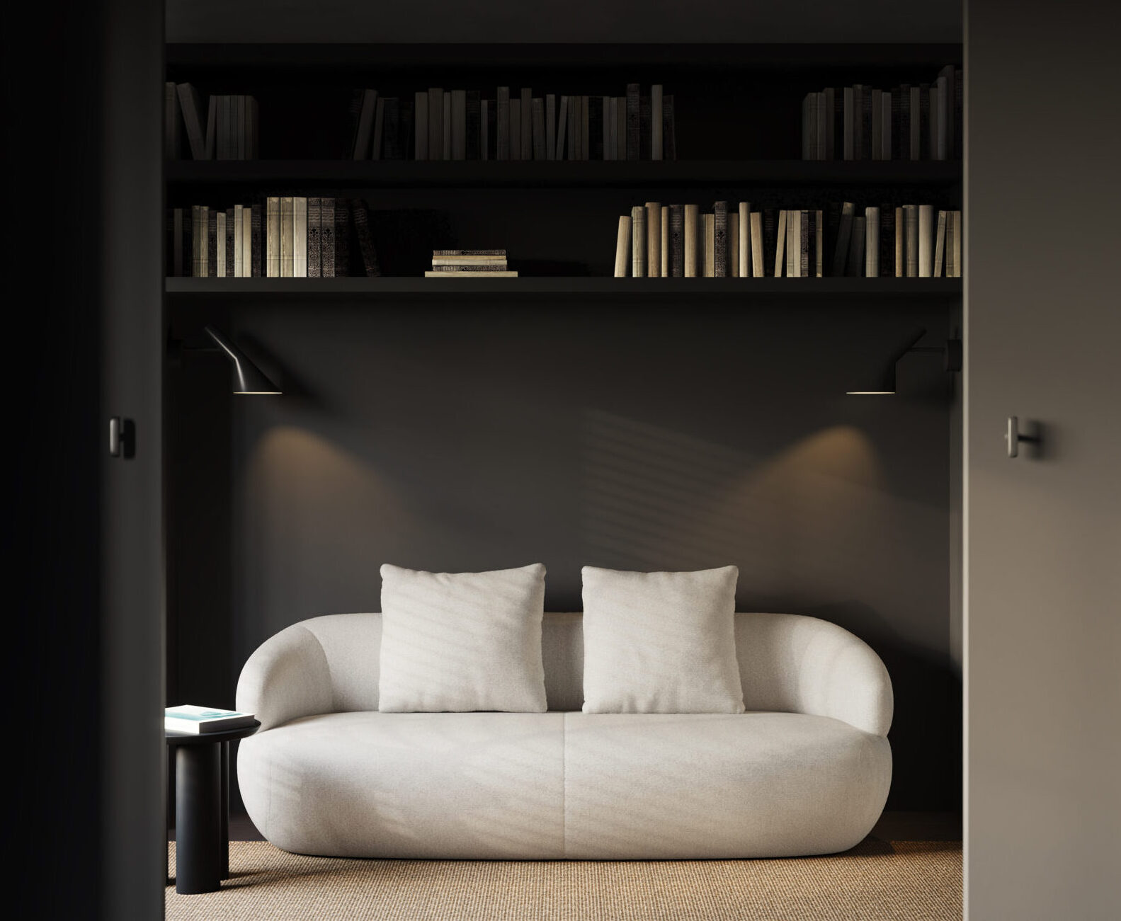 Un salon minimaliste est composé d'un canapé blanc avec deux coussins, d'une petite table d'appoint, d'étagères encastrées remplies de livres et de deux liseuses murales.