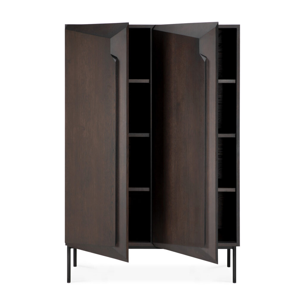 Une armoire en bois vernis brun foncé avec deux portes ouvertes révèle cinq étagères intérieures ; fabriquée en chêne, l'armoire repose gracieusement sur quatre pieds noirs élancés.