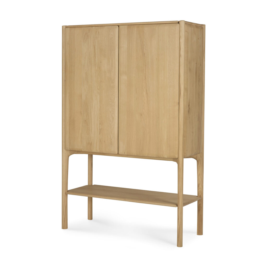 Une grande armoire PI en bois clair, en chêne naturel, avec deux portes fermées, une étagère inférieure ouverte et une finition minimaliste en huilé.