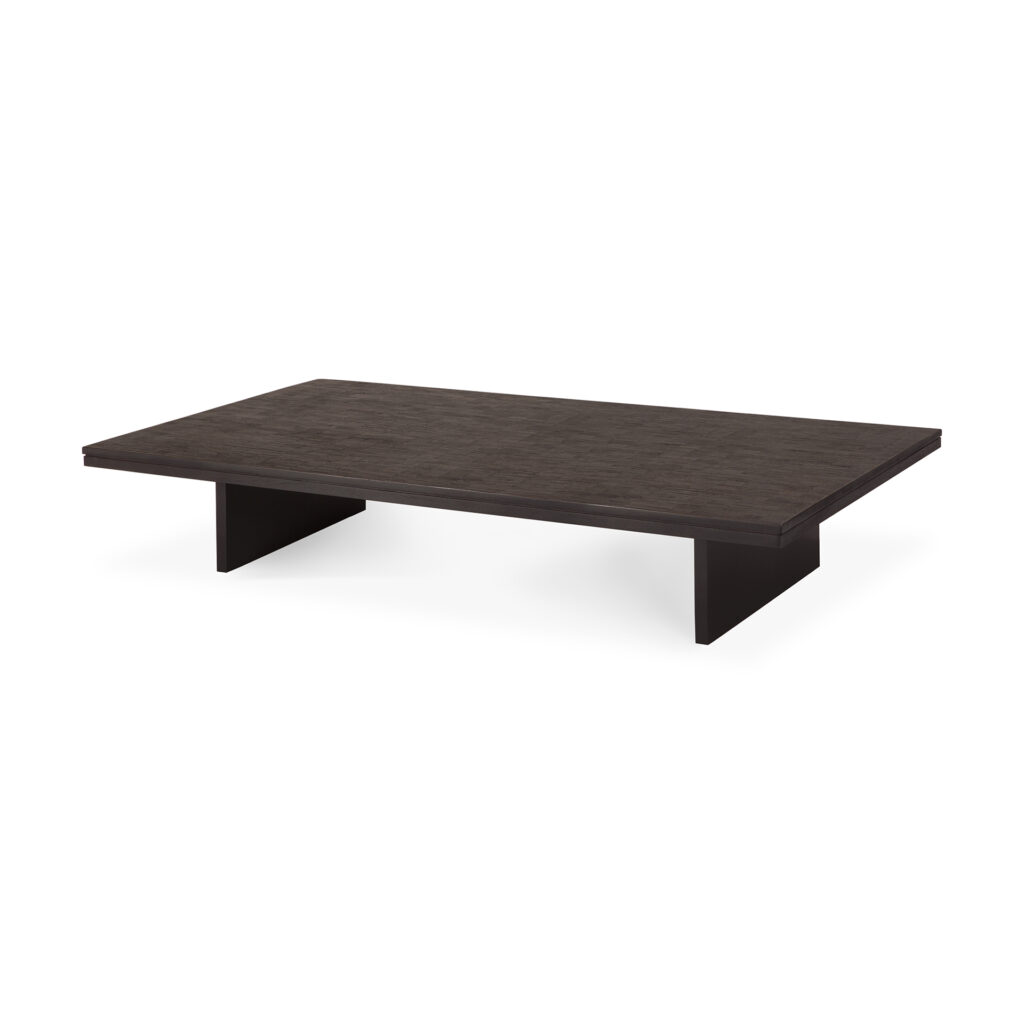 Grande table basse rectangulaire à profil bas avec une finition en bois foncé et deux pieds larges et plats de chaque côté.