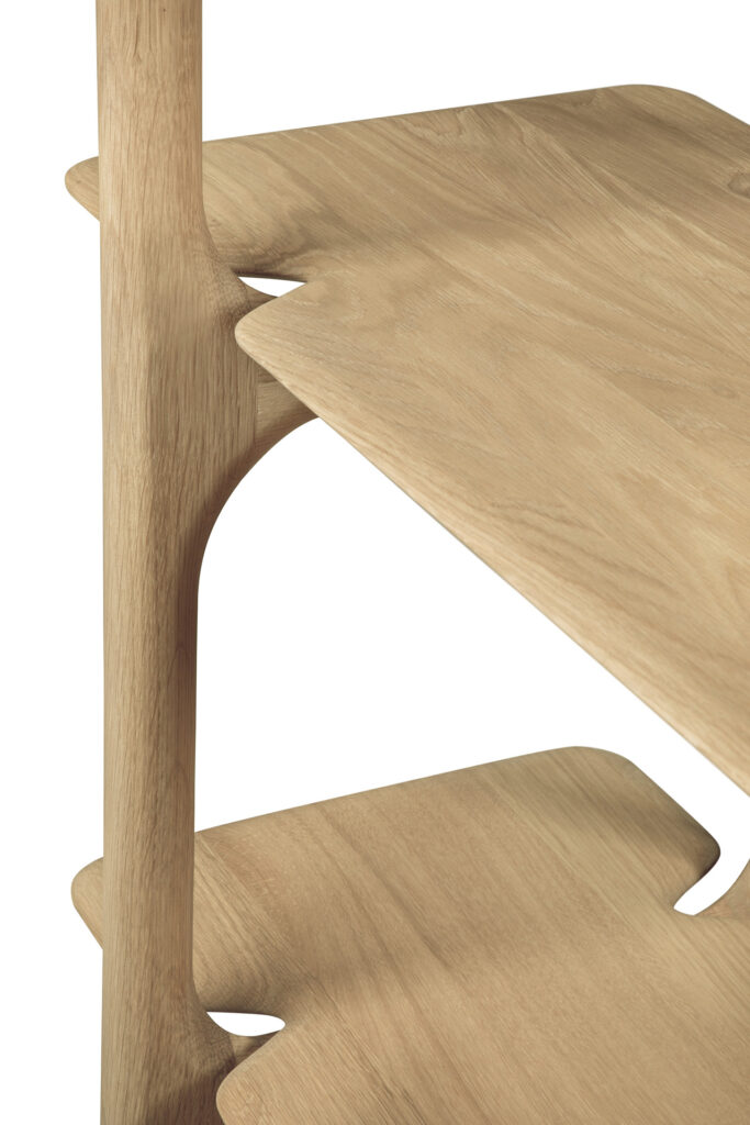 Gros plan sur une Etagère PI en chêne naturel, aux angles arrondis et aux supports lisses et incurvés reliant les étagères. La finition en bois clair est élégamment huilée pour un aspect naturel et raffiné.