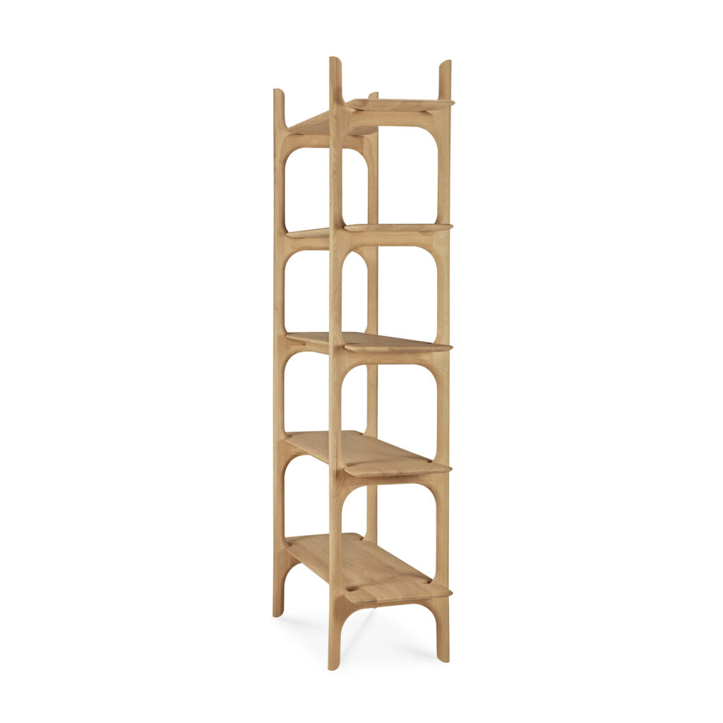 Grande étagère en bois avec cinq étagères ouvertes et des bords arrondis, avec une finition en chêne naturel et un design minimaliste.