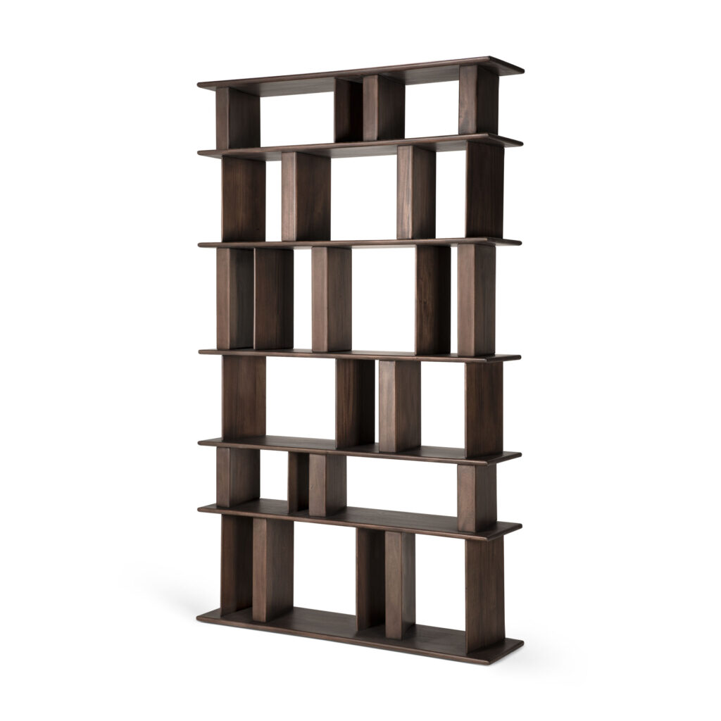 Le Block rack est une étagère haute en bois foncé, au design ouvert et géométrique, avec de multiples étagères en quinconce.