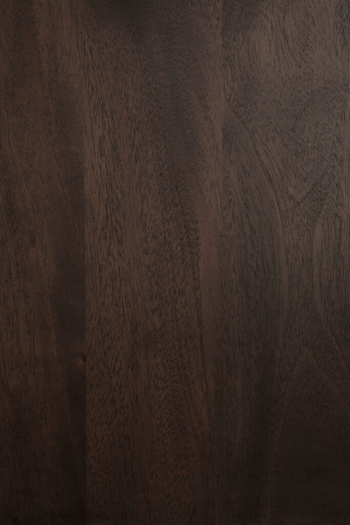 Gros plan sur la surface en bois brun foncé de l'étagère Block, mettant en évidence les motifs naturels du grain et les variations subtiles de la texture.