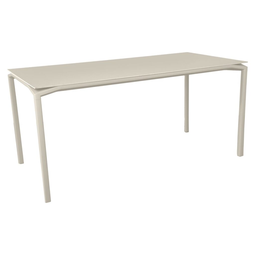 Table rectangulaire beige Calvi avec quatre pieds droits et un design simple et minimaliste, photographiée sur un fond blanc, rappelant les tons subtils du Velouté Ocre Rouge.