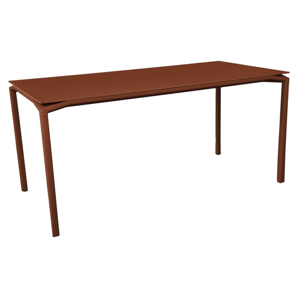 La Table Calvi est une table rectangulaire de couleur marron avec quatre pieds droits et un plateau plat en finition Velouté Ocre Rouge, présenté sur un fond blanc uni.
