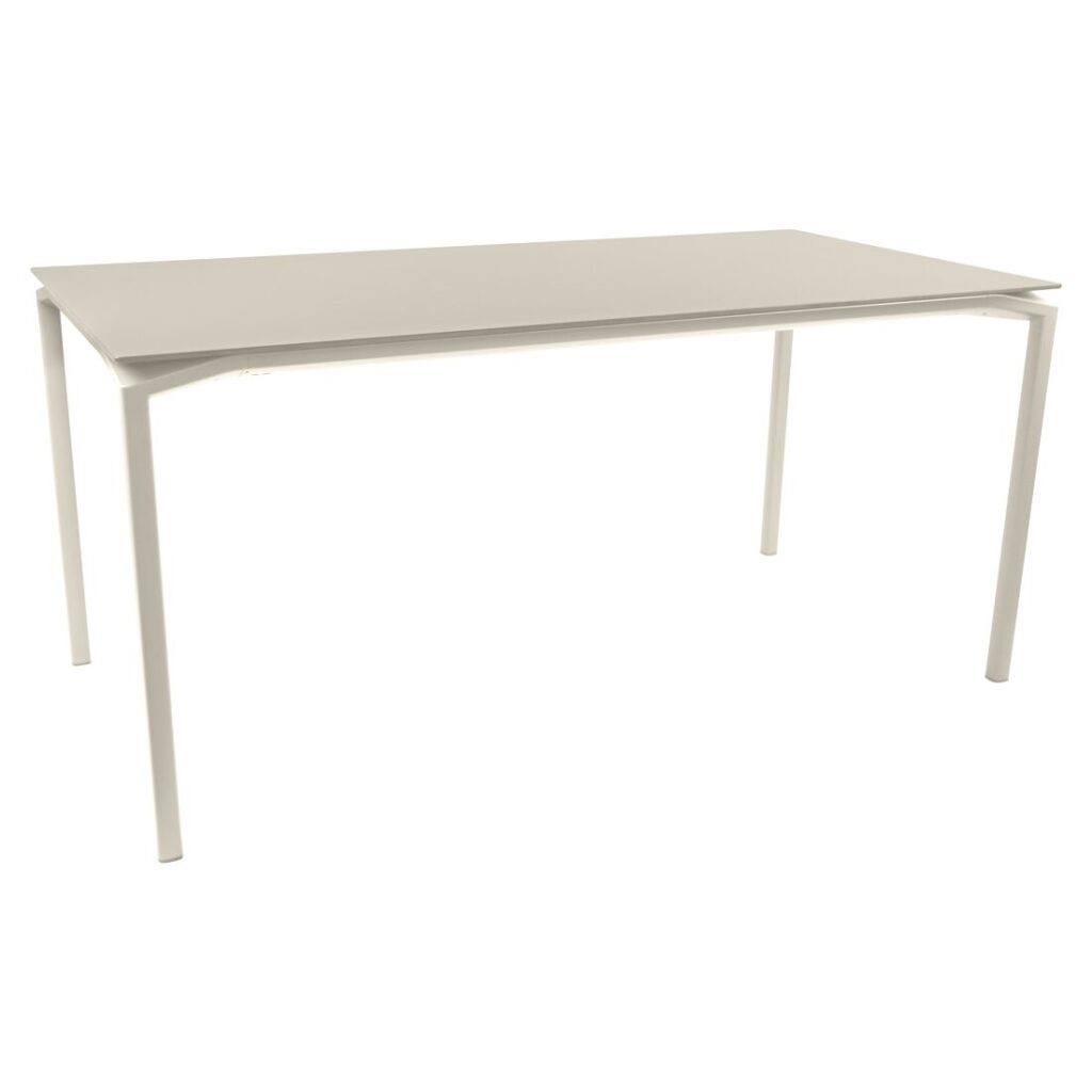 La table Calvi en Gris argile, dotée d'un design moderne minimaliste et de quatre pieds élancés, est mise en valeur sur un fond blanc uni. Cette table rectangulaire (195x95 cm) apporte une élégance discrète à tout espace.