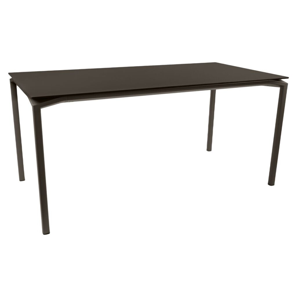 La Table Calvi in gris argile est une table rectangulaire noire avec quatre pieds droits et une surface lisse et plate, mesurant 195x95 cm.
