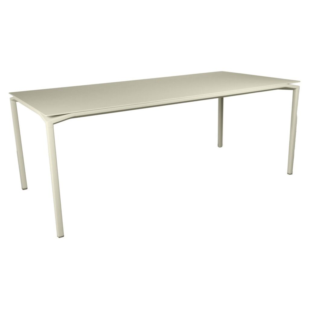 Table Calvi, rectangulaire et minimaliste, avec une surface plane et quatre pieds élancés, le tout dans une couleur beige clair ou Gris argile ; dimensions : 195x95 cm.