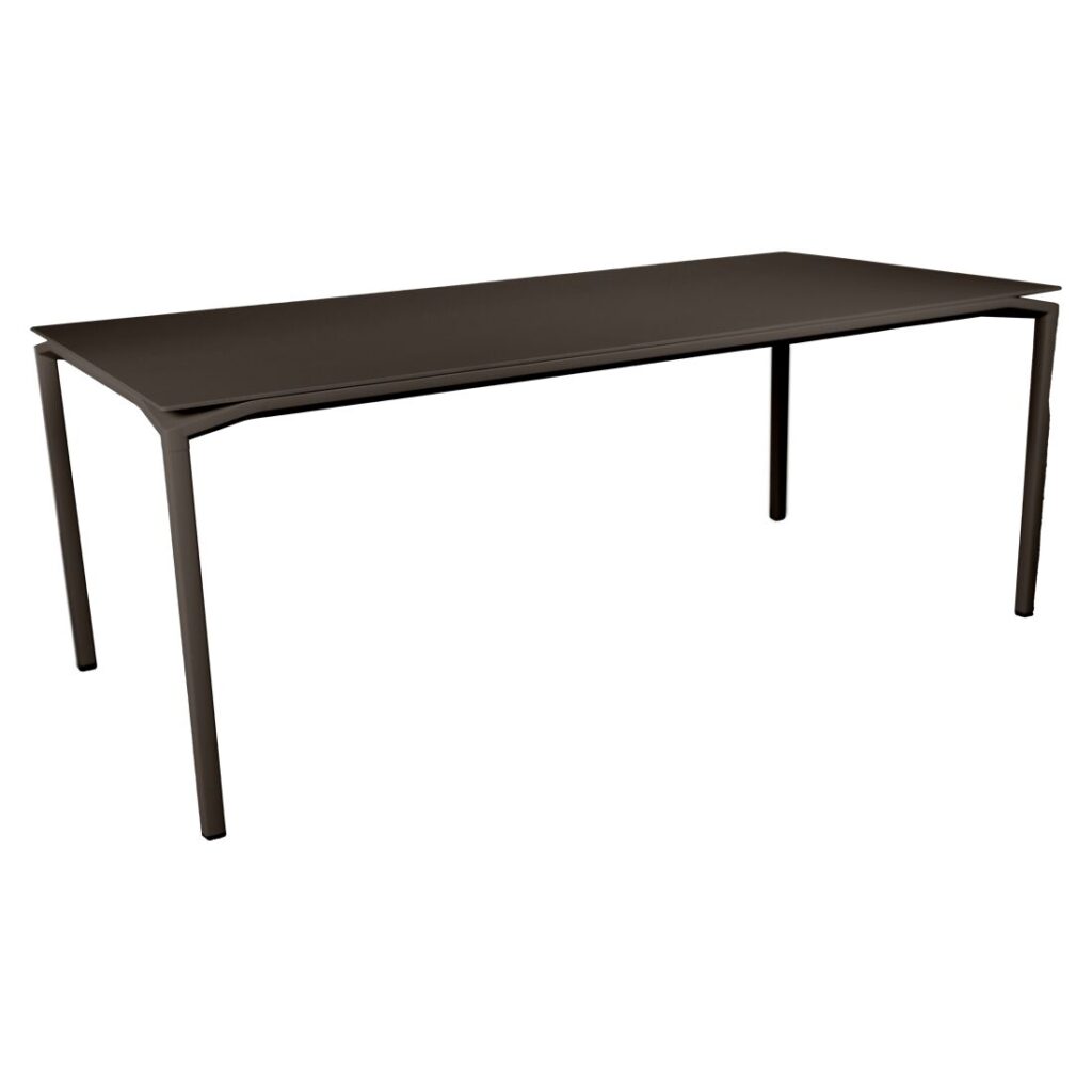 La table Calvi présente une surface rectangulaire Gris argile foncé et quatre pieds droits et élancés. Cette table élégante mesure 195x95 cm et offre une finition lisse parfaite pour les espaces de repas modernes.
