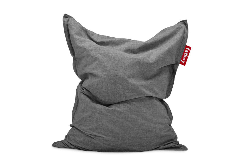 Un grand pouf gris Fatboy Original Outdoor avec une surface légèrement froissée et une étiquette en tissu rouge sur le côté droit affichant le nom de la marque "Fatboy".