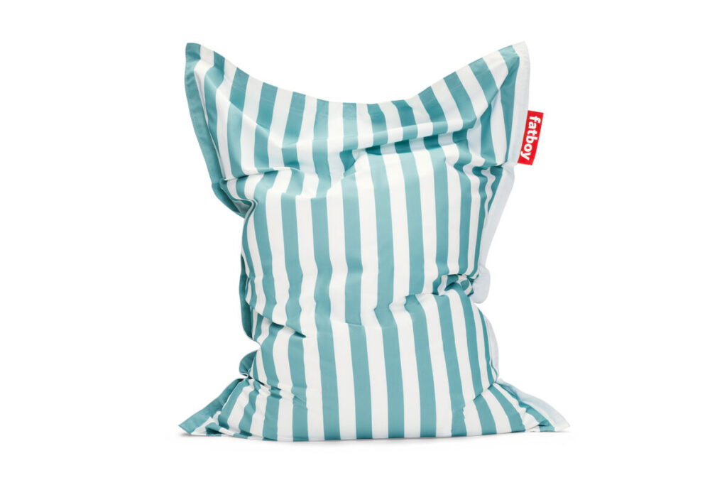 Grand pouf Fatboy Original pour l'extérieur avec des rayures verticales sarcelles et blanches en bleu Pacifique, avec une étiquette rouge "fatboy" sur le côté droit - parfait comme pouf élégant pour l'extérieur dans n'importe quel espace.