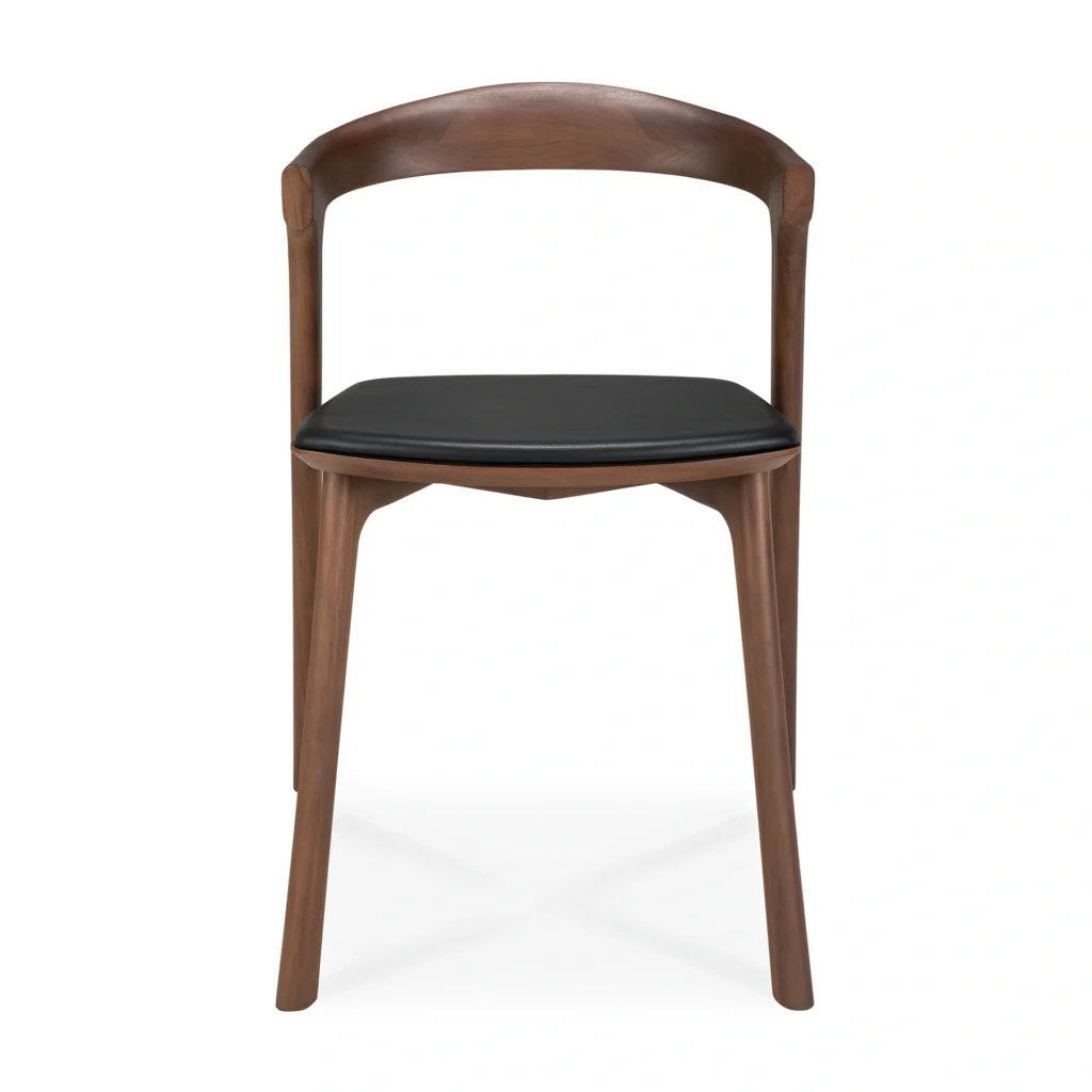 La chaise de salle à manger Bok est dotée d'un dossier incurvé et d'une assise rembourrée noire, présentée de face sur fond blanc.
