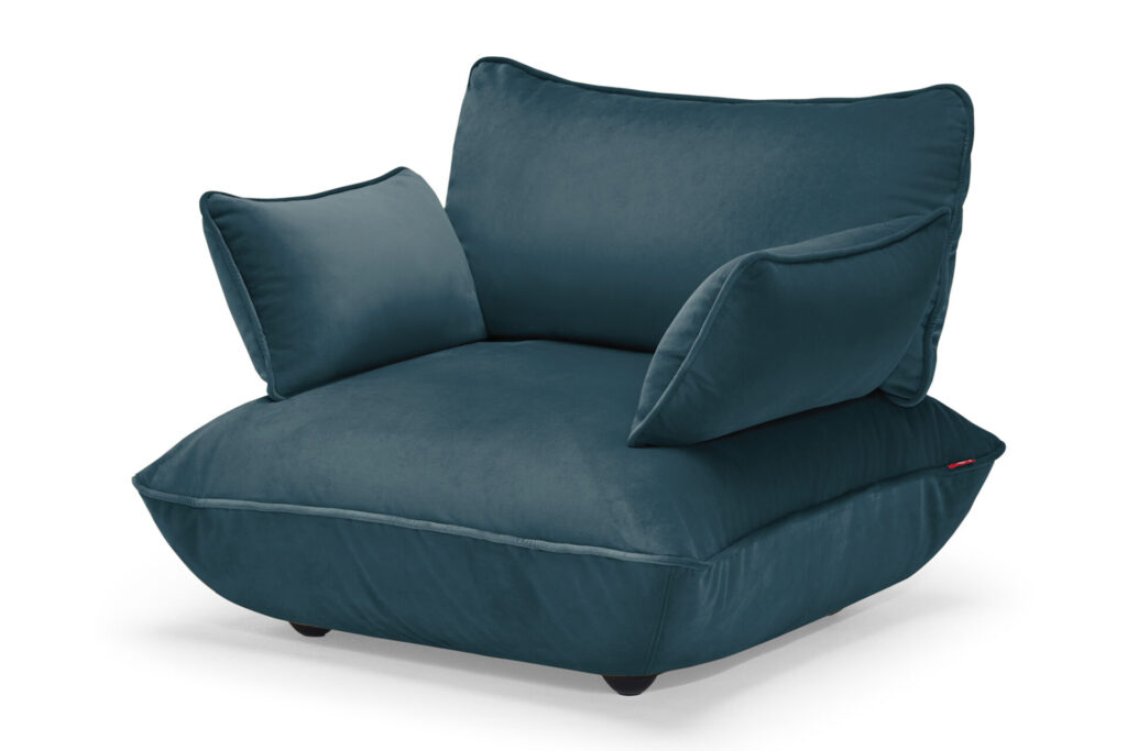 Le Sumo - Loveseat est un grand fauteuil sarcelle avec un rembourrage épais, des coussins latéraux inclinés et un design moderne bas sur des pieds courts, offrant le confort et le style d'une causeuse compacte sur un fond blanc.
