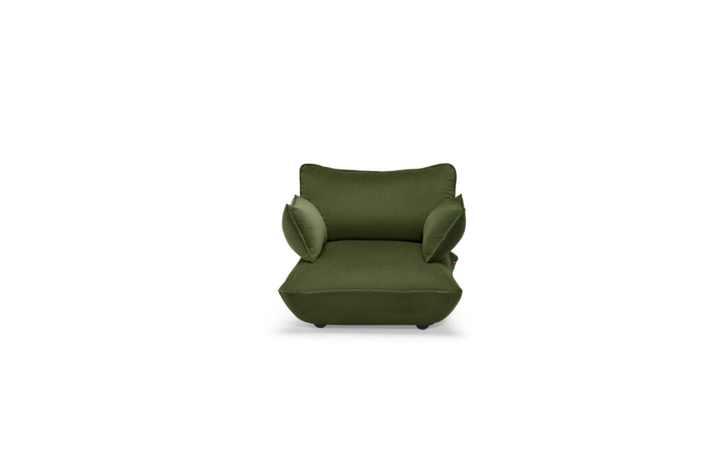 Une causeuse en velours vert foncé avec une large assise, des accoudoirs en angle et un coussin de dossier moelleux, isolée sur un fond blanc.
