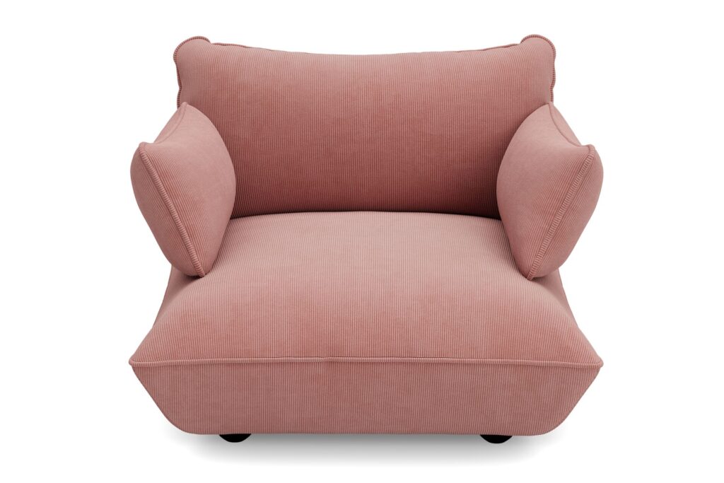 Une causeuse Sumo large et moelleuse, recouverte d'un tissu rose doux avec de grands coussins latéraux et de dossier, présentée de face sur un fond blanc.