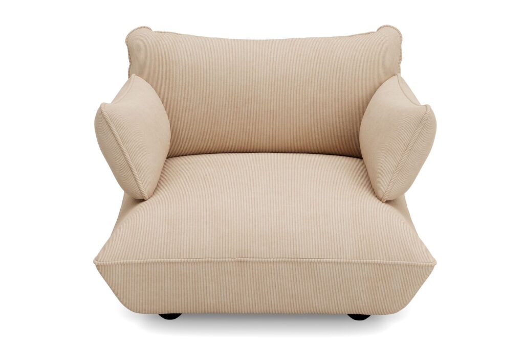 Une causeuse Sumo beige, recouverte d'un tissu doux, présente une large assise, un dossier rembourré et deux coussins latéraux, vus de face sur un fond blanc.