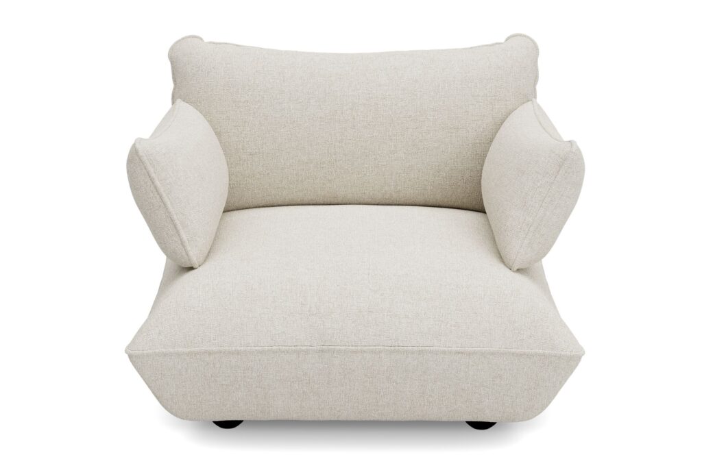 Vue de face d'un large fauteuil moderne beige revêtu d'un tissu bouclé doux, doté de deux coussins latéraux et d'une assise et d'un dossier épais et rembourrés - parfait comme causeuse compacte pour tout espace élégant.