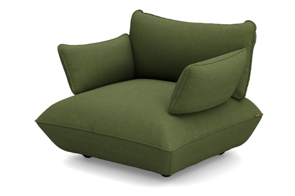 Le Sumo - Loveseat se caractérise par un rembourrage vert moelleux, une assise large, un dossier bas et des accoudoirs angulaires épais pour un confort moderne, sur fond blanc.