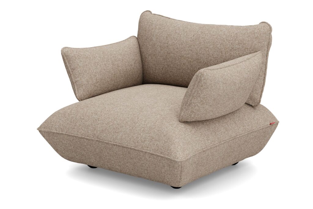 Le Sumo - Loveseat est un fauteuil moderne tapissé en beige avec des coussins surdimensionnés et une assise basse et large pour un confort inspiré du Sumo, présenté ici sur un fond blanc.