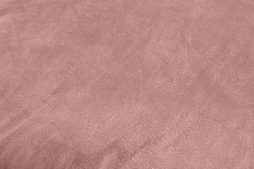 Gros plan sur Point Velvet Recycled - Petrol, dont la surface en tissu recyclé lisse et velouté présente une texture douce, semblable à celle du daim.