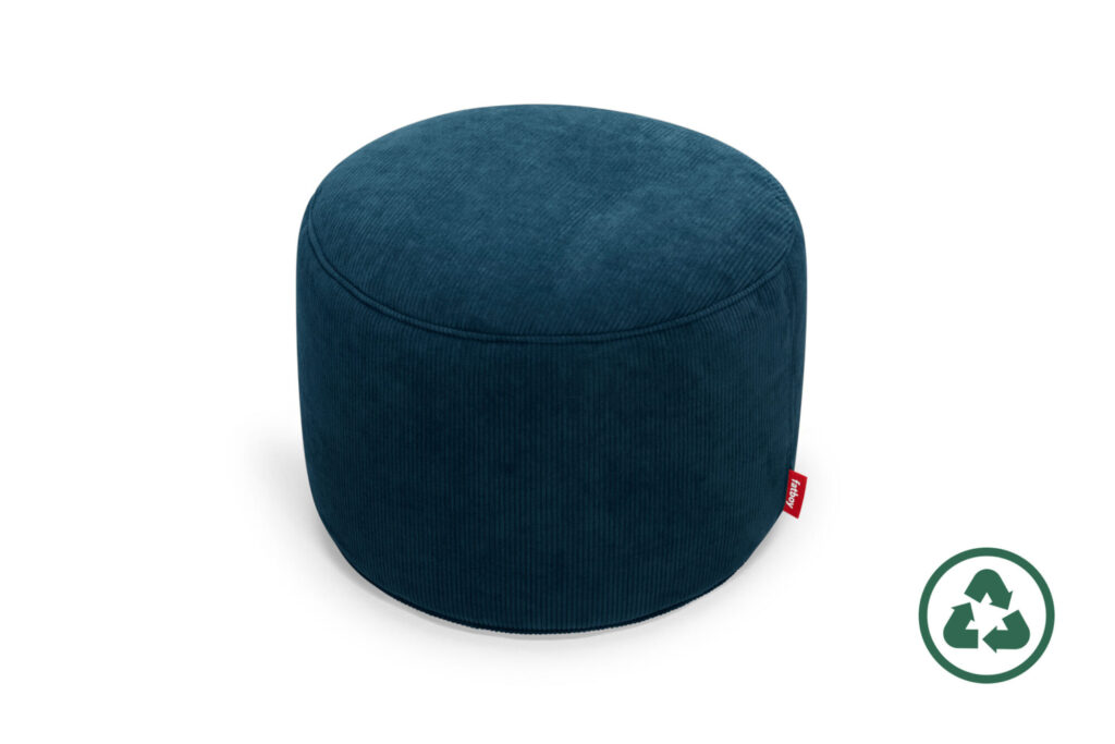 Un pouf rond Fatboy Point Cord en bleu profond, avec une surface en tissu texturé, une petite étiquette rouge et un symbole de recyclage dans le coin inférieur droit.