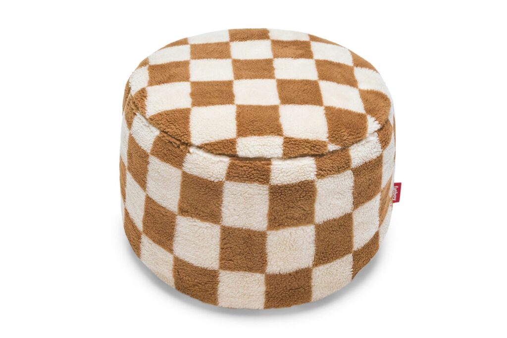 Pouf rond à motif de damier marron et blanc en tissu flou et texturé, ce Fatboy Point Teddy Chess en Almond Creme ajoute un confort ludique à tout espace.