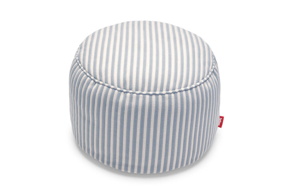 Pouf rond Fatboy Point Terry Cognac Creme dans les tons cognac et crème, avec une couture visible sur le dessus et une petite étiquette rouge sur le côté.