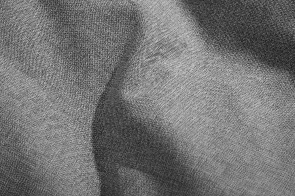 Gros plan sur un petit morceau de tissu Rock grey de l'ensemble Paletti, mettant en évidence sa texture tissée et ses plis délicats.